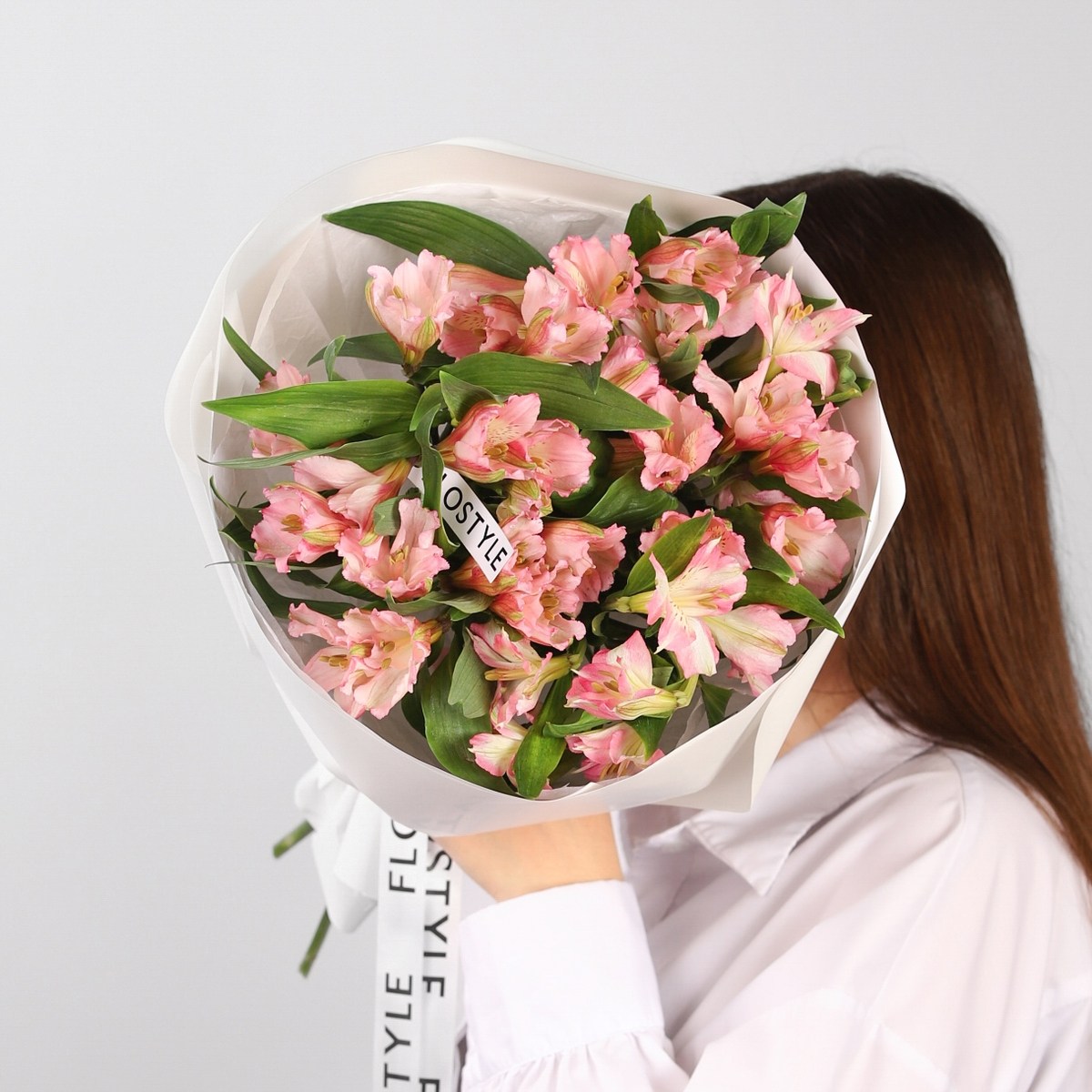 Розовая альстромерия в упаковке 